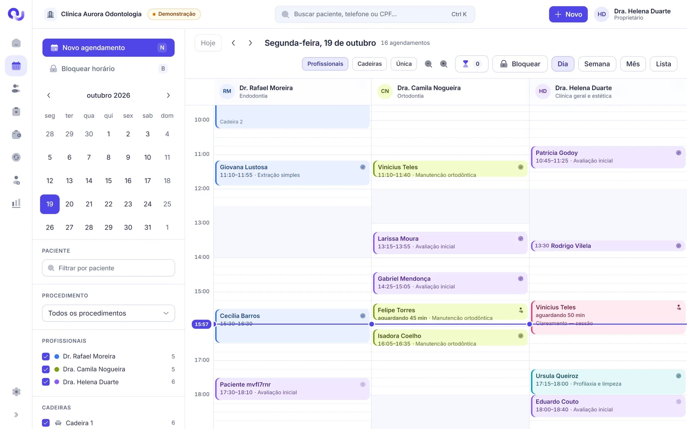 Agenda do dia com três profissionais e atendimentos coloridos por procedimento